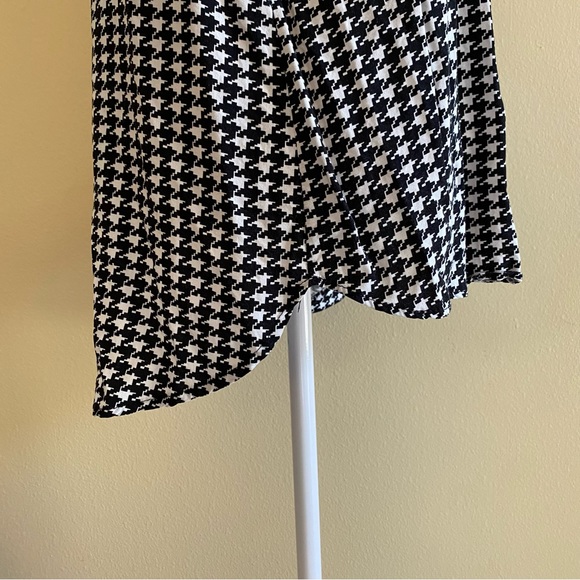 Big Dart Black and White Houndstooth Button Up Collared Shirt - Picture 5 of 9